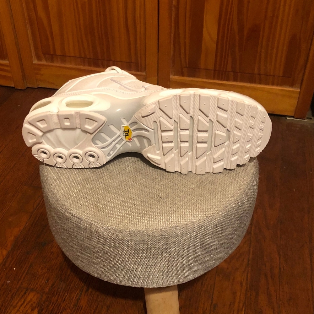 NWOB Nike Women's All-White Mesh Air-Style Sneakers - Picture 5 of 5